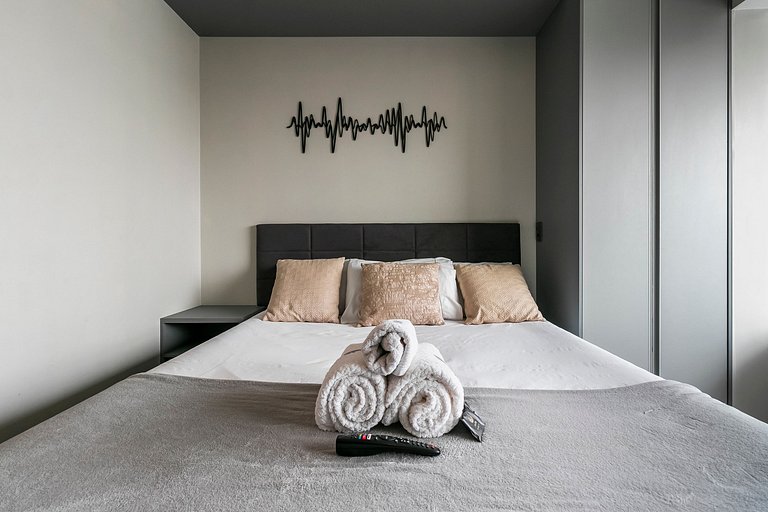 Studio Cama Queen 16º andar + AC, Piscina e Metrô